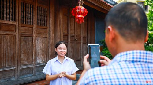 Tôi thường chọn các địa chỉ văn hóa, lịch sử như: Văn Miếu, Khu di tích Ngã ba Đồng Lộc, Khu lưu niệm Nguyễn Du… để thuyết trình và ghi hình. Mỗi địa điểm lại mang đến một câu chuyện riêng, giúp tôi có thêm chất liệu để thể hiện. Đây cũng là cách tôi luyện sự tự tin khi đứng trước máy quay và kể chuyện tự nhiên hơn.