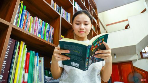 Kỳ nghỉ hè, bên cạnh thời gian học thêm, tôi thường tranh thủ lúc rảnh để đọc sách tại nhà. Tôi có thể chủ động lựa chọn những cuốn mình yêu thích và dành thời gian đọc kỹ hơn. Với tôi, đó là một khoảng nghỉ vừa thư giãn, vừa có thêm những điều mới để suy ngẫm.