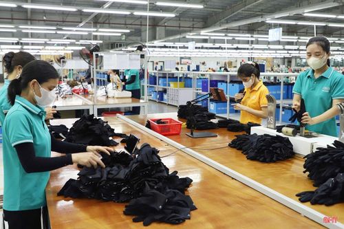 Công nhân Công ty TNHH Haivina Hồng Lĩnh kiểm tra sản phẩm trước khi xuất xưởng.