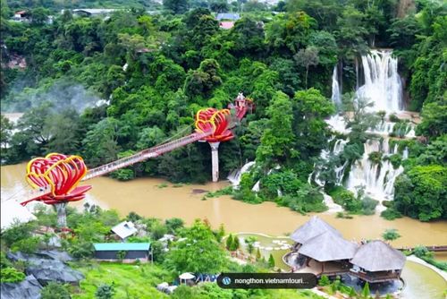 Cầu kính tình yêu tại Thác Dải Yếm. (Ảnh: Báo Sơn La)