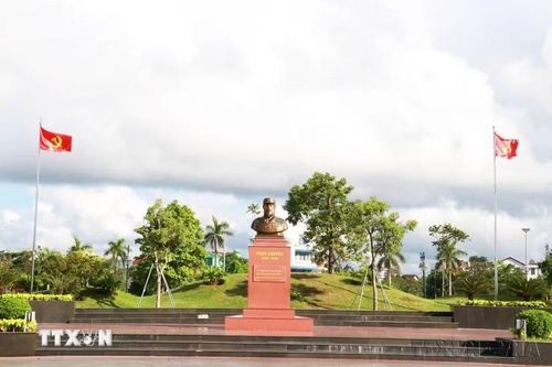 Công viên Fidel trên đường Trần Hưng Đạo, phường Đông Hà, là một điểm Lãnh tụ Fidel Castro dừng chân trong chuyến thị sát năm xưa đến Quảng Trị. Chính giữa công viên là tượng Lãnh tụ Fidel Castro; phần đế tượng có khắc câu nói nổi tiếng của ông: “Vì Việt Nam, Cuba sẵn sàng hiến dâng cả máu của mình." (Ảnh: Tường Vi/TTXVN)