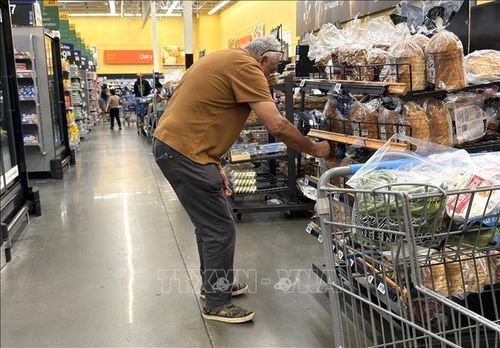 Người tiêu dùng lựa chọn thực phẩm tại một siêu thị ở Washington, D.C.
