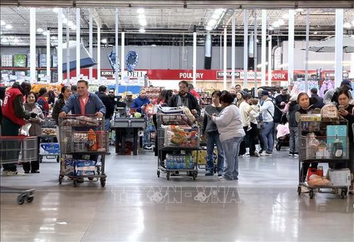 Người tiêu dùng mua sắm tại một trung tâm thương mại ở bang Maryland (Mỹ).