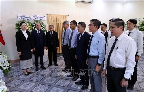 Đoàn lãnh đạo UBND thành phố Đà Nẵng do Chủ tịch UBND thành phố Đà Nẵng Nguyễn Mạnh Hùng làm Trưởng đoàn vào viếng, tưởng niệm đồng chí Xaysomphone Phomvihane cố Chủ tịch Quốc hội nước CHDCND Lào tại Đà Nẵng. Ảnh: Trần Lê Lâm/TTXVN