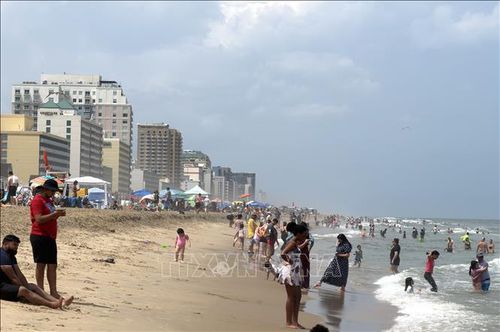 Người dân Mỹ tắm biển tại Virginia Beach, bang Virginia, trong những ngày nắng nóng của mùa Hè. Ảnh: Ngọc Quang/PV TTXVN tại Mỹ