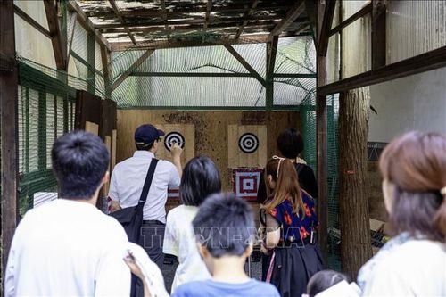 Du khách trải nghiệm ném phi tiêu - Shuriken tại Bảo tàng Ninja.