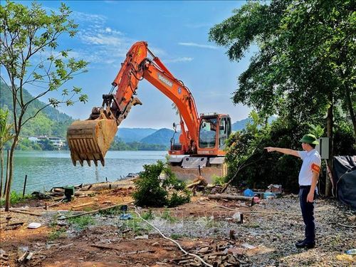 Hoạt động giải tỏa công trình vi phạm được triển khai tại nhiều vị trí ven hồ Đồng Đò, xã Kim Anh, thành phố Hà Nội. Ảnh: Trung Nguyên/TTXVN