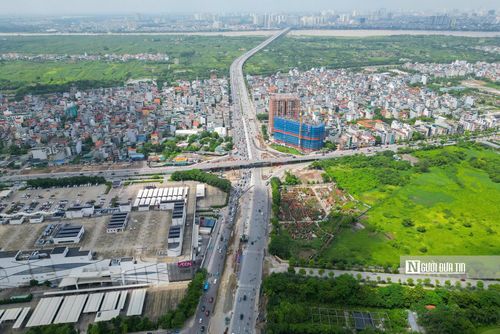 Theo thiết kế, hầm chui có tổng chiều dài khoảng 600m, rộng khoảng 27,1m và bố trí 6 làn xe, mỗi chiều 3 làn. Tuyến hầm được xây dựng theo hướng từ cầu Vĩnh Tuy đi Quốc lộ 5, với điểm đầu kết nối đường dẫn cầu Vĩnh Tuy giai đoạn 2 và điểm cuối nối vào đường Đàm Quang Trung hiện hữu.