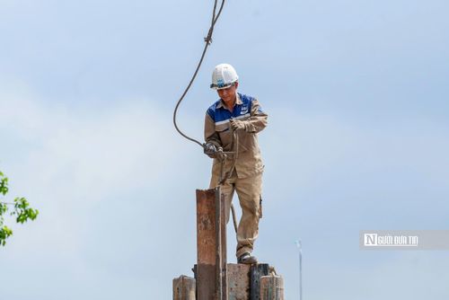 Theo ghi nhận của phóng viên, các nhà thầu đang huy động nhiều máy móc, thiết bị và nhân công, tổ chức thi công liên tục theo hình thức cuốn chiếu. Các mũi thi công tập trung vào kết cấu hầm, đường dẫn và hệ thống hạ tầng kỹ thuật.
