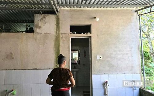 Mỗi khi mỏ đá nổ mìn, bà Tiên thường chạy vào nhà tắm trốn để đảm bảo an toàn.