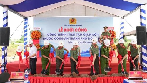 Thiếu tướng Nguyễn Đức Hải, Giám đốc Công an Tp.Đồng Nai cùng các đại biểu thực hiện nghi thức khởi công xây dựng Trại Tạm giam số 1 tại phường Tân Triều.