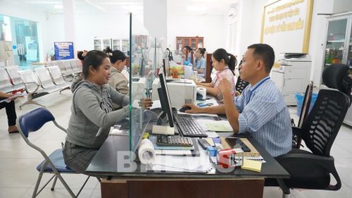 Việc đẩy mạnh số hóa, tái sử dụng dữ liệu góp phần giảm giấy tờ, thời gian và chi phí thực hiện thủ tục cho người dân, doanh nghiệp. Ảnh: Minh Phú - TTXVN