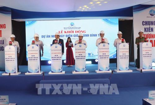 Các đại biểu bấm nút khởi động dự án. Ảnh: Tuấn Phi - TTXVN