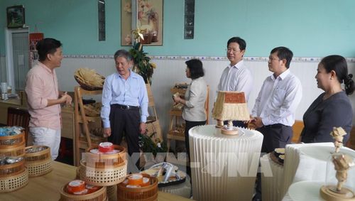 Lãnh đạo tỉnh Đồng Tháp đến thăm mô hình sản xuất các sản phẩm từ xơ mướp và xuất khẩu của anh Đỗ Đăng Khoa ở phường Mỹ Trà. Ảnh: Nhựt An - TTXVN