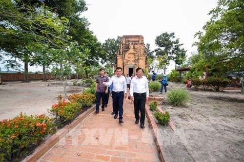 Đoàn công tác tham quan, khảo sát Tháp Chót Mạt, tìm hiểu giá trị lịch sử, văn hóa và tiềm năng phát huy giá trị di tích gắn với phát triển du lịch địa phương. Ảnh: Giang Phương - TTXVN