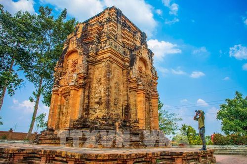 Công trình Tháp Chót Mạt được xây dựng chủ yếu bằng gạch, có hình khối vươn cao, bố cục hài hòa, tạo nên nét kiến trúc độc đáo. Ảnh: Giang Phương - TTXVN