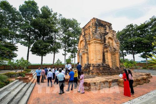 Tháp Chót Mạt được định hướng trở thành điểm đến phục vụ tham quan, học tập và giáo dục lịch sử - văn hóa cho học sinh, đoàn thể và du khách. Ảnh: Giang Phương - TTXVN