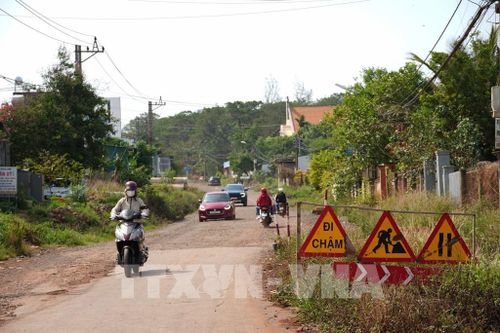 Dự án Nâng cấp, mở rộng đường 19 tháng 5 (phường Ea Kao) chậm tiến độ, ảnh hưởng đến giải ngân vốn đầu tư công. Ảnh: Tuấn Anh - TTXVN