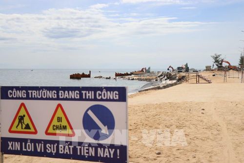 Dự án “Xử lý sạt lở bờ biển đoạn qua phường Thuận An” đang triển khai được kỳ vọng góp phần bảo vệ an toàn cho các công trình giao thông bên trong và hạ tầng kỹ thuật bãi tắm Thuận An - Phú Thuận. Ảnh: Mai Trang - TTXVN