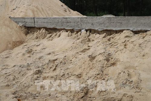 Tuyến đường bê tông dọc bãi biển Thuận An - Phú Thuận có nguy cơ tiếp tục xói lở do sóng biển dâng cao. Ảnh: Mai Trang - TTXVN