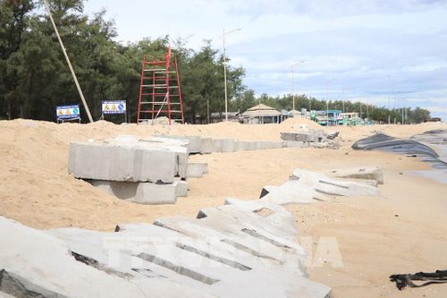 Xử lý tạm thời phần sạt lở dọc tuyến đường ven biển Thuận An - Phú Thuận. Ảnh: Mai Trang - TTXVN