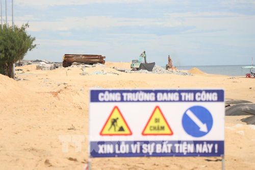 Dự án “Xử lý sạt lở bờ biển đoạn qua phường Thuận An” đang triển khai được kỳ vọng góp phần bảo vệ an toàn cho các công trình giao thông bên trong và hạ tầng kỹ thuật bãi tắm Thuận An - Phú Thuận. Ảnh: Mai Trang - TTXVN