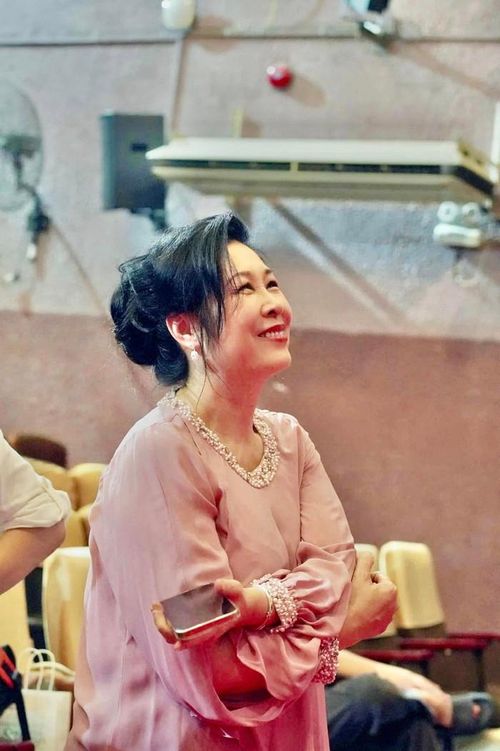 Phía sau những đêm sáng đèn, NSND Hồng Vân thừa nhận từng nhiều lần nghĩ đến chuyện dừng công việc quản lý sân khấu vì áp lực và sức khỏe. Ảnh: FBNV.