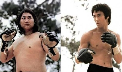 Trước khi trở thành ngôi sao lớn, Hồng Kim Bảo từng xuất hiện trong Long Tranh Hổ Đấu và có màn giao đấu với Lý Tiểu Long. Dù thời lượng không dài, cảnh đấu cho thấy rõ tốc độ đáng nể của Lý Tiểu Long. Những chuyển động nhanh, liên tiếp khiến đối thủ gần như không có thời gian phản ứng. Đây cũng là một trong những khoảnh khắc giúp khán giả cảm nhận rõ hơn phong cách võ thuật đặc trưng của ông: nhanh, gọn và trực diện.