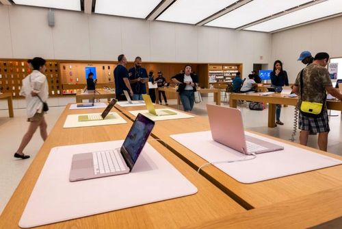 Apple hiện mới được cho là ở giai đoạn đánh giá chip CXMT, chưa có xác nhận linh kiện này sẽ xuất hiện trên iPhone hay MacBook thương mại. Ảnh: WSJ.