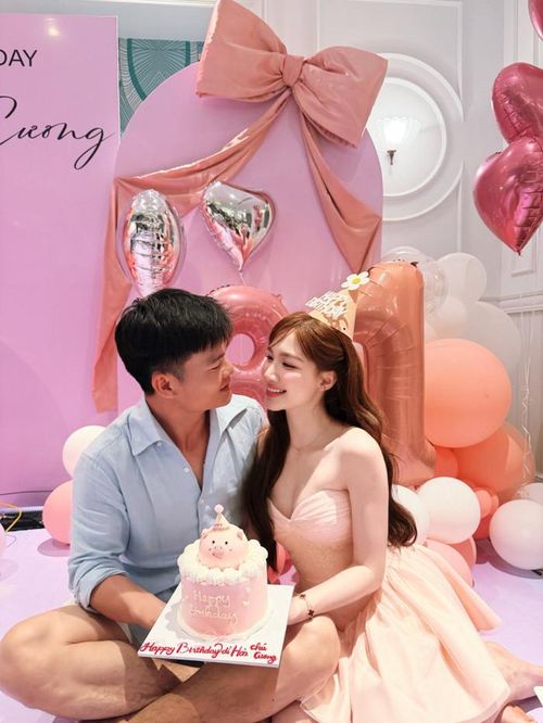 Hòa Minzy hạnh phúc đón sinh nhật bên chồng sắp cưới.