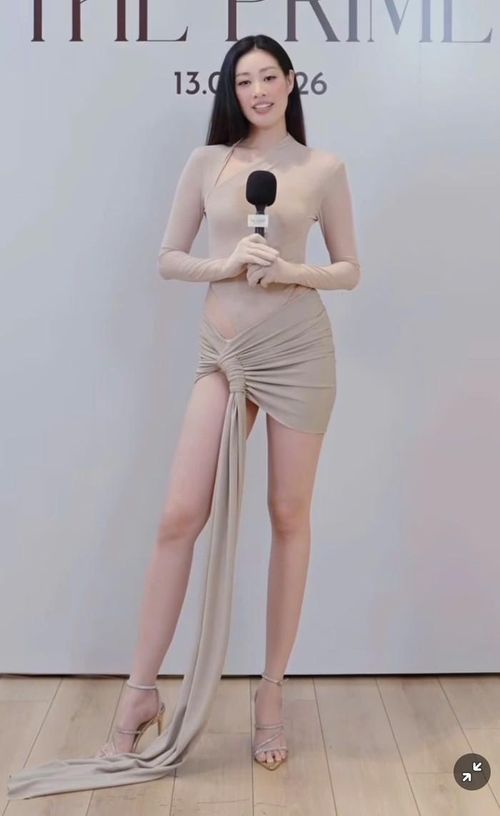Đôi chân dài cực phẩm của Khánh Vân được khoe trọn. Ảnh chụp màn hình Fanpage Vietnam International Fashion Week. 