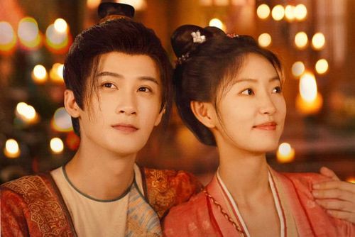 Tứ Phương Quán có Đàn Kiện Thứ và Châu Y Nhiên tham gia, lấy bối cảnh một cơ quan ngoại giao thời cổ đại. Khác với nhiều phim cổ trang tập trung vào tình yêu hoặc tranh đấu cung đình, tác phẩm kết hợp yếu tố phá án với câu chuyện về những con người mang lý tưởng và trách nhiệm với quốc gia. Đây cũng là phim thiên về tuyến nhân vật quần thể, trong đó các nhân vật có tính cách tương đối rõ nét. Một số ý kiến cho rằng phần phá án chưa đủ căng như Đường Triều Quỷ Sự Lục, nhưng nhịp sinh hoạt tại Tứ Phương Quán cùng màn tương tác giữa dàn diễn viên vẫn là điểm đáng chú ý.