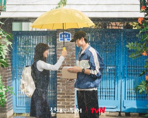 Cõng Anh Mà Chạy gây ấn tượng nhờ câu chuyện tình yêu kết hợp với yếu tố xuyên thời gian. Nhân vật chính Im Sol là một cô gái hâm mộ nam thần tượng Ryu Sun-jae. Khi Sun-jae qua đời, cô bất ngờ có cơ hội quay trở về quá khứ, thời điểm anh vẫn còn là một nam sinh. Sol quyết tâm thay đổi tương lai và cứu người mình yêu khỏi số phận bi kịch. Thế nhưng càng thay đổi quá khứ, cô càng nhận ra mối quan hệ giữa mình và Sun-jae dường như đã được định sẵn. Chemistry giữa Kim Hye-yoon và Byeon Woo-seok là điểm sáng lớn của tác phẩm.