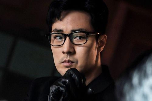 Agent Kim Reactivated gây chú ý với hình tượng người hùng có vẻ ngoài hoàn toàn đối lập với năng lực thật sự. So Ji-sub vào vai Kim, một nhân viên kế toán ngân hàng có cuộc sống bình thường và luôn dành sự quan tâm cho gia đình. Tuy nhiên, khi cô con gái duy nhất bị bắt cóc, ông buộc phải đối diện với quá khứ từng là đặc nhiệm trong thế giới tình báo. Những kỹ năng chiến đấu và kinh nghiệm được che giấu nhiều năm lần lượt được đánh thức, đưa nhân vật vào cuộc truy tìm những kẻ đứng sau vụ bắt cóc. Phim kết hợp hành động, tội phạm và báo thù, đồng thời đặt trọng tâm vào động lực của một người cha sẵn sàng làm mọi thứ để cứu con. 