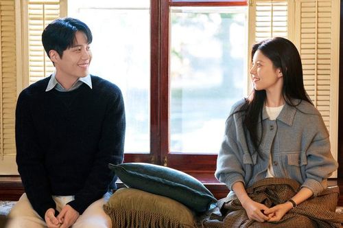 Can This Love Be Translated? là lựa chọn đáng chú ý dành cho khán giả yêu dòng phim tình cảm. Kim Seon-ho và Go Youn-jung đóng chính, lần lượt vào vai Joo Ho-jin và Cha Mu-hee. Ho-jin là một thông dịch viên đa ngôn ngữ tài năng nhưng lại gặp khó khăn trong việc nắm bắt cảm xúc của tình yêu. Công việc đưa anh đến bên Mu-hee, một nữ minh tinh quốc tế nổi tiếng nhưng vụng về trong chuyện tình cảm. Trong quá trình đồng hành qua nhiều quốc gia để phục vụ một chương trình truyền hình, hai người dần nhận ra sự khác biệt trong cách nhìn nhận cuộc sống và tình yêu. Những hiểu lầm phát sinh từ rào cản ngôn ngữ tạo ra nhiều tình huống hài hước, đồng thời trở thành chất xúc tác để mối quan hệ giữa hai nhân vật tiến triển. 