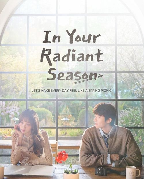 In Your Radiant Season mang đến màu sắc nhẹ nhàng hơn với câu chuyện tình yêu chữa lành. Lee Sung-kyung vào vai Song Ha-ran, một nhà thiết kế thời trang thành công nhưng luôn che giấu những tổn thương trong quá khứ. Cuộc gặp với Sunwoo Chan, họa sĩ thiết kế nhân vật hoạt hình do Chae Jong-hyeop thủ vai, dần thay đổi cuộc sống của cô. Đằng sau vẻ ngoài vui vẻ và tích cực, Chan cũng mang những tổn thương sâu sắc sau một tai nạn khiến anh mất thính giác và ký ức. Khi hai người đến gần nhau, họ cùng đối diện với những bí mật từng cố gắng chôn giấu và dần trở thành điểm tựa của nhau. Phim phát sóng trên MBC và Disney+ từ ngày 20/2, tập trung vào hành trình chữa lành thay vì những biến cố quá kịch tính.