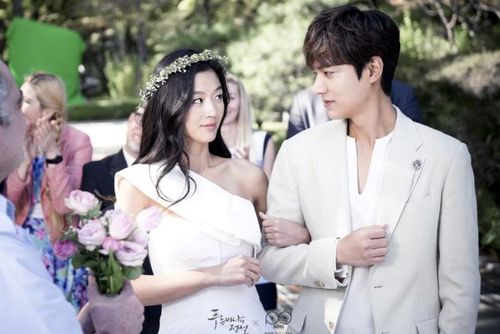 Tên lừa đảo Heo Joon Jae (Lee Min Ho) đem lòng yêu nàng tiên cá Shim Cheong (Jun Ji Hyun), cô gái hoàn toàn không hiểu các quy tắc giao tiếp của con người. Chính vì vậy, mỗi khi có người đàn ông vô tình tiếp cận Shim Cheong, Joon Jae lại không thể giấu nổi sự ghen tuông. Mối nhân duyên từ kiếp trước càng khiến câu chuyện tình của họ thêm sâu sắc và nhiều cảm xúc. Lee Min Ho khắc họa hoàn hảo hình ảnh chàng trai hay ghen nhưng vẫn vô cùng ấm áp, khiến nhân vật trở nên vừa đáng yêu vừa lãng mạn.