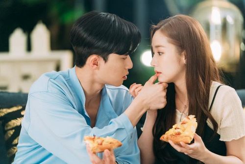 Lee Young Joon (Park Seo Joon) là phó chủ tịch tài giỏi nhưng cực kỳ tự luyến của một tập đoàn lớn. Anh bắt đầu nhận ra tình cảm dành cho cô thư ký hoàn hảo Kim Mi So (Park Min Young) khi cô quyết định nghỉ việc sau hơn 9 năm gắn bó. Từ chỗ muốn giữ cô ở lại vì công việc, Young Joon dần nhận ra mình đã yêu Mi So. Kể từ đó, bất cứ ai chiếm mất thời gian của cô cũng khiến anh ghen ra mặt. Sự ghen tuông của Young Joon được xây dựng cường điệu nhưng đầy duyên dáng, tạo nên vô số tình huống hài hước. Đây cũng là một trong những vai diễn rom-com được yêu thích nhất của Park Seo Joon.