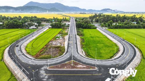 Nút giao hình chữ Y tạo nên những đường cong nổi bật giữa đồng ruộng, trở thành điểm nhấn đặc biệt của tuyến tránh Tri Tôn khi nhìn từ trên cao