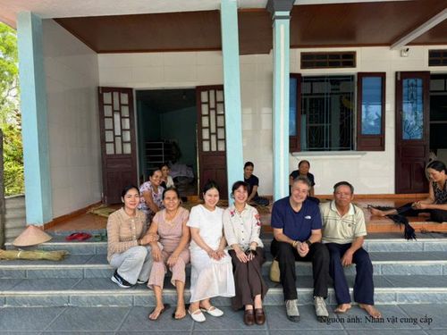Không chỉ tìm đầu ra cho sản phẩm, chị Hồ Thị Sương Lan dành thời gian đồng hành, động viên phụ nữ yên tâm gắn bó với nghề. Ảnh: NVCC