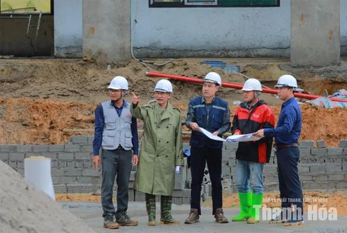 Đại diện chủ đầu tư và nhà thầu thi công liên tục có mặt tại công trường để chỉ huy thi công. (Ảnh Minh Hiếu)