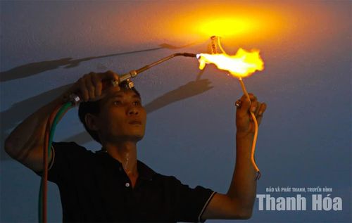 Công nhân, người lao động thi công các hạng mục, phần việc phía trong những căn phòng đã hoàn thiện phần thô. (Ảnh Minh Hiếu)