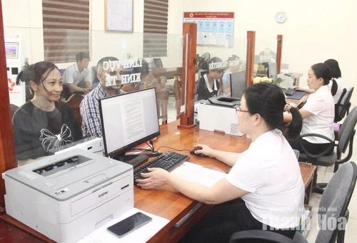 Công chức Trung tâm Phục vụ hành chính công xã Quý Lộc giải quyết thủ tục hành chính cho người dân.