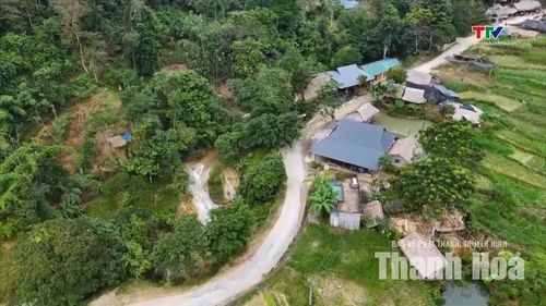 Những nếp nhà sàn nép mình giữa núi rừng Pù Luông.