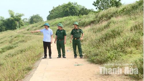 Lãnh đạo xã Tây Đô cùng Ban Chỉ huy Quân sự xã kiểm tra các vị trí xung yếu vùng ngoại đê sông Mã.