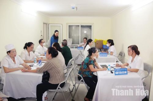 Người lao động và Nhân dân phường Hạc Thành được khám sức khỏe miễn phí.
