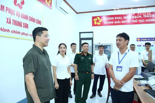 Phó Bí thư Thường trực Tỉnh ủy Nguyễn Hồng Phong thăm, kiểm tra hoạt động của Trung tâm Phục vụ hành chính công xã Trung Sơn.