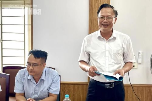 Chủ tịch Ủy ban MTTQ xã Vân Du phát biểu tại buổi làm việc.