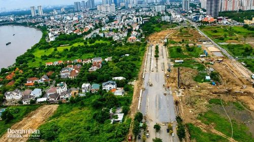  Tại tuyến Trần Bạch Đằng vẫn còn một số đoạn chưa liền mạch. Trên công trường, nhiều máy móc, thiết bị cùng kỹ sư và công nhân đang được huy động để triển khai các hạng mục còn lại.