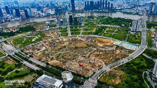 Ghi nhận trong tháng 8/2026, công trường duy trì hoạt động với nhiều thiết bị chuyên dụng được huy động. Các dàn khoan cọc nhồi, cần cẩu, máy đào, xe vận chuyển và nhiều thiết bị thi công được bố trí tại nhiều vị trí trên khu đất. Nếu hoàn thành theo kế hoạch, tổ hợp này sẽ trở thành một trong những công trình quy mô lớn, góp phần định hình diện mạo khu vực trung tâm của Thủ Thiêm.